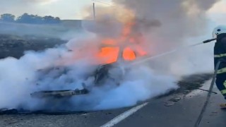 Van'da seyir halindeki otomobil alev alev yandı