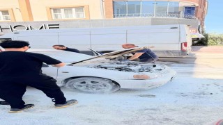 Vanda seyir halindeki otomobilin motoru yandı