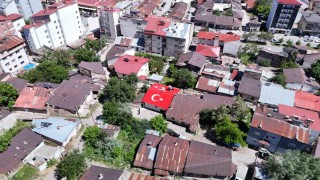 Vatan sevgisini evinin çatısına işledi