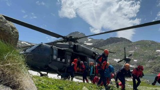 Verçenik Dağında nefes kesen kurtarma: Yaralı kadın dağcı saatler süren operasyonla helikoptere ulaştırıldı