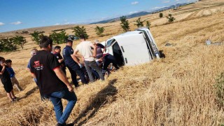 Vezirköprüde otomobil tarlaya uçtu: 2 yaralı