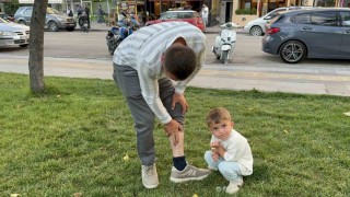 Vücuduna tutunan kene ile yüzük takma merasimine katılan besici, tehlikeyi hiçe sayarak Keneyi besiye aldık dedi