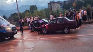 Yağışlı yolda iki otomobil çarpıştı: 4 yaralı