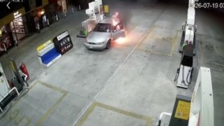 Yakıt almaya geldi, aracı alev topuna döndü