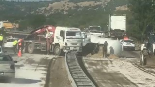 Yakıt tankeri devrildi, kara yolunda ulaşım aksadı