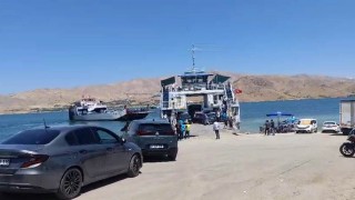 Yakıtı biten feribot çalışmalar sonucu iskeleye yanaştırıldı: Araçlar ve vatandaşlar tahliye edildi