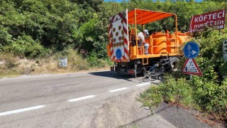 Yalovada köy yollarında çizgi ve boyama çalışmaları sürüyor