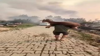 Yangından kurtardığı keçiyi sırtında taşıdı
