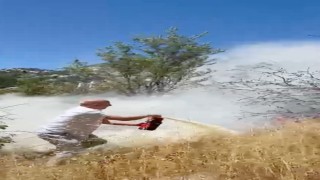 Yangını görüp aracındaki yangın tüpüyle muhtemel orman yangınının önüne geçti
