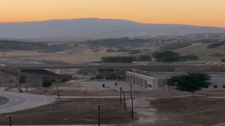 Yapıların camlarını taşlayarak kırdılar