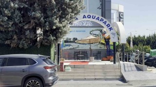 Yaşı küçük temizlikçi havuz kaydırağından düşüp ağır yaralandı