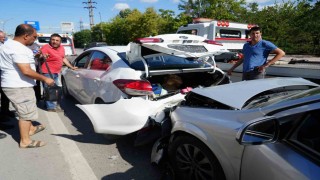 Yavaşlayan trafik zincirlemeye kazaya sebep oldu: 1i çocuk 3 yaralı