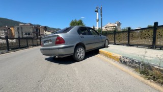 Yayaya çarpan sürücü otomobilini bırakıp kaçtı