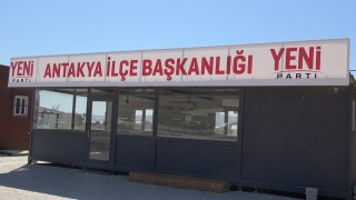 Yeni Partinin ilk tabelası Antakyada konteyner binaya asıldı