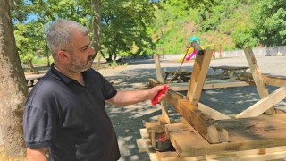 Yenice Belediye Başkanı Karakaş işçileri dinlendirdi, kendisi çalıştı