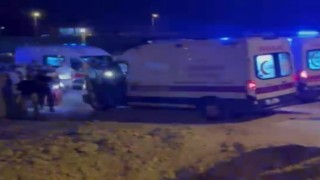 Yol çalışma alandaki çukura düşen otomobildeki 3 kişi yaralandı
