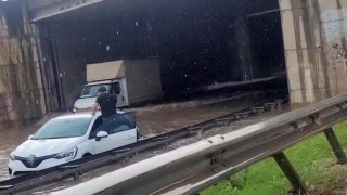 Yollar göle döndü, yağmur suları şelale gibi aktı