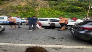 Yolun karşısına geçerken otomobilin çarptığı baba ve oğlu ağır yaralandı