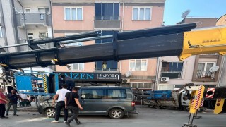 Yük asansörü minibüsün üzerine devrildi