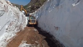 Yüksekovada temmuz ayında kar tünelleri: 2 aylık çalışmada sona gelindi