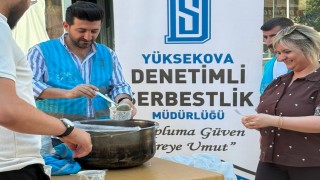 Yüksekovada vatandaşlara aşure ikramı