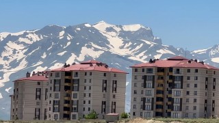 Yüksekovanın heybetli Cilo Dağı 12 ay boyunca kar yığınlarını barındırıyor