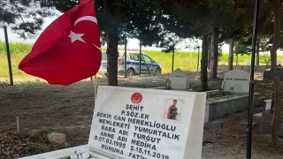 Yumurtalık Belediyesi Şehit Kabirlerindeki Türk Bayraklarını Yeniledi