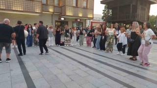 Yunan turistler dev çay bardağının altında yunan ezgileriyle horon oynadı