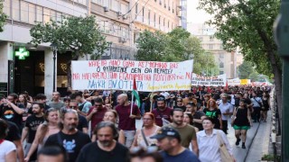 Yunanistanda polisin açtığı ateş sonucu ölen otizmli genç için protesto düzenlendi