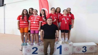 Yüzme müsabakalarında madalyalar sahiplerini buldu
