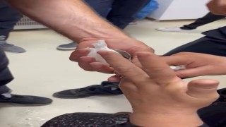 Yüzüğü parmağına sıkışan kadının yardımına itfaiye koştu