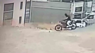 Yüzünü maske takarak gizleyen hırsız, motosikleti kendi malıymış gibi alıp gitti