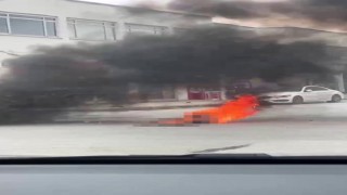 Zihinsel engelli şahıs üzerine benzin döküp kendini yaktı: Korku dolu anlar kamerada