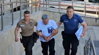 Zonguldakta kadın sürücüyü dikiz aynasıyla darp eden sürücü adliyeye sevk edildi