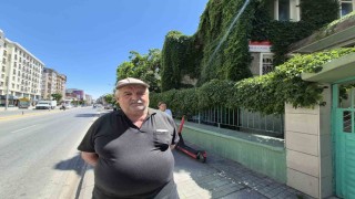15 yıldır gönüllü olarak çalıştığı Sarmaşıklı Camiye gözü gibi bakıyor
