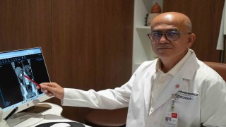 25 cm küplük böbrek taşı, hastanın sırtından girilerek çıkartıldı