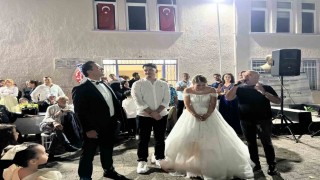 25 yıllık evliliklerini hayallerindeki düğünle taçlandırdılar