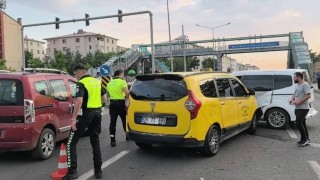 3 kişinin yaralandığı zincirleme kaza araç kamerasına yansıdı