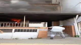4 katlı evin giriş katında çıkan yangına ilk müdahaleyi vatandaşlar yaptı
