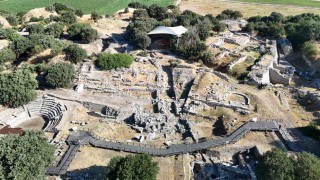 5 bin 600 yıllık medeniyete ev sahipliği yapan Troya Ören Yeri Kazılarında, Troya Savaşının izleri aranıyor