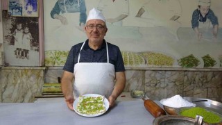 5 yaşında başladı, 63 yıldır katmer açıyor
