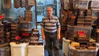 65 yıldır genç kızların çeyizlik sandıklarını yapıyor