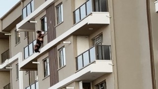 7. katın balkonunda baş aşağı asılı böyle yakalandı
