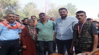 8 asırlık geleneğin şampiyon ödülünü hasta çocuğa bağışladı