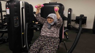 82 yaşındaki kadın, sporla bastonunu attı