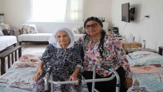 98 yaşındaki Şemsi teyzenin evinin yoluna parke taşı döşendi
