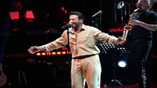 Açıkhavada Emre Altuğdan müzik dolu gece