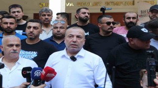 Adana Demirspor taraftarı bariyeri yıkıp belediyeye girmeye çalıştı