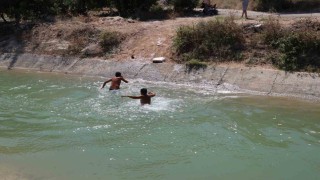 Adana sıcağına dayamayan gençler Yüzme bilmeyen girmesin diyerek ölüm tehlikesine aldırmadılar