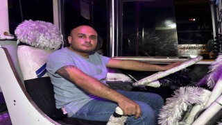 Adanada ambulans ve otobüs sürücüleri arasında yol verme kavgası